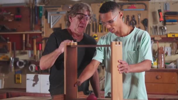 Trabalho Indústria Oficina Carpintaria Master Carpenter Usando Máquina Serra Para — Vídeo de Stock