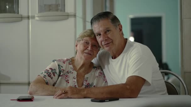 아들과 어머니는 설정에서 카메라를 생활에서 진정한 사람들 — 비디오