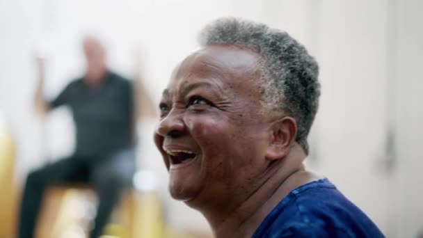 Prawdziwe Życie Radość Autentycznego Śmiechu Uśmiechu Czarnej Starszej Kobiety Wyrażającej — Wideo stockowe