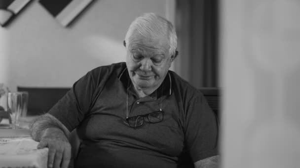 Uomo Anziano Occupato Sente Rimpianto Casa Bianco Nero Monocromatico Scena — Video Stock