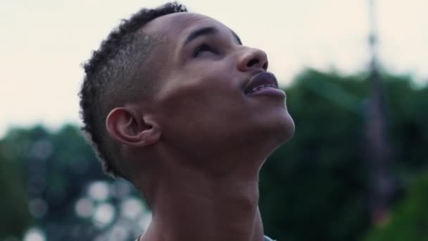 Joven Negro Esperanzado Mirando Cielo Con Esperanza Individuo Brasileño Contemplativo — Vídeo de stock