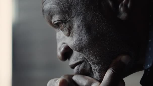 有理智的老年人 手握下巴沉思的决定 一个沉思的非裔美国人的特写脸 — 图库视频影像