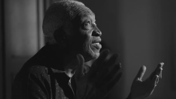 Ένας Θρησκευόμενος Μαύρος Ανώτερος Άνθρωπος Που Λατρεύει Τον Θεό Προσεύχεται — Αρχείο Βίντεο