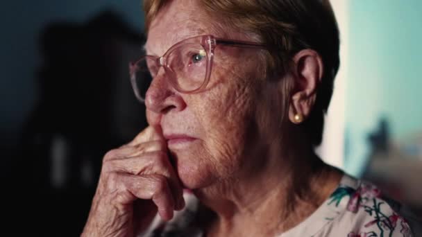 Ragionevole Donna Anziana Primo Piano Volto Profonda Contemplazione Espressione Pensierosa — Video Stock
