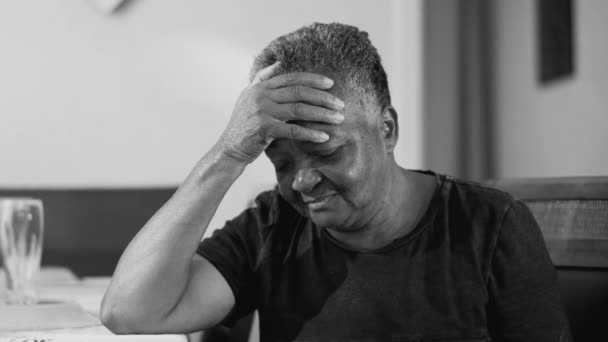 Orolig Afroamerikansk Äldre Dam Känner Sig Upptagen Senior Woman Sitter — Stockvideo