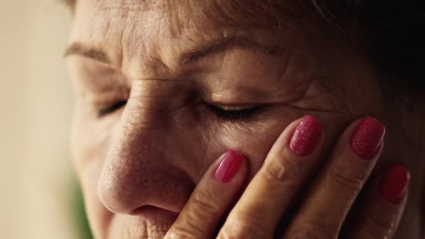 Pensive Senior Woman Närbild Kontemplera Uttrycka Oro — Stockvideo