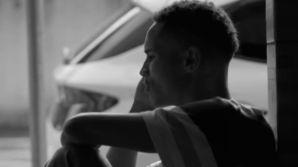 Jovem Deprimido Afro Americano Inclinado Parede Pela Calçada Rua Profunda — Vídeo de Stock