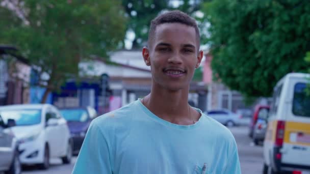 Auténtico Retrato Joven Brasileño Amigable Con Armas Cruzadas Calle Urbana — Vídeo de stock
