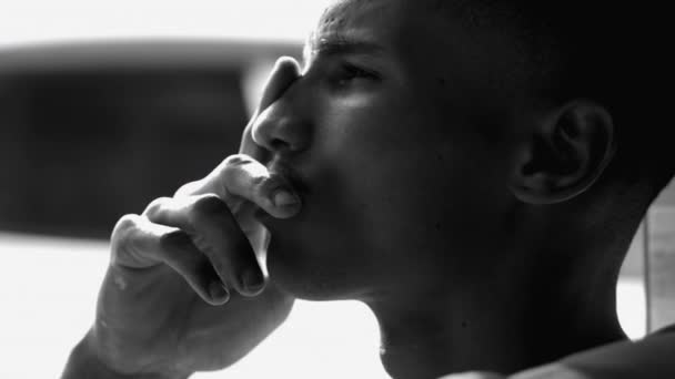 Joven Contemplativo Negro Mirando Cielo Meditación Pensando Profundamente Vida Reflexionando — Vídeo de stock