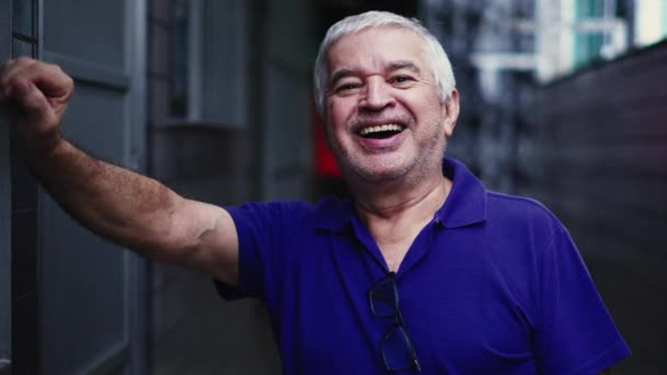 Fröhlicher Älterer Brasilianischer Mann Den Siebzigern Lächelt Südamerikanischen Wohnhaushinterhof Die — Stockvideo
