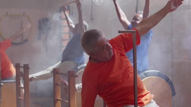 Upřímní Senioři Cvičí Skupinovém Sezení Pilates Starší Muž Žena Autentické — Stock video