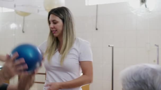 Instructora Pilates Femenina Trabajando Estudio Fisioterapia — Vídeo de stock