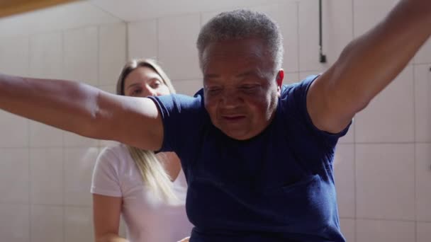 Starsza Afroamerykanka Ćwicząca Klasie Pilates Pomocą Instruktora Czarna Osoba Podeszłym — Wideo stockowe