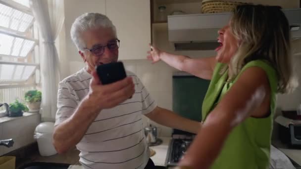 Uomo Donna Anziani Che Abbracciano Festeggiare — Video Stock