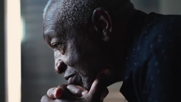 Hombre Negro Mayor Reflexivo Con Mano Barbilla Profunda Contemplación Meditativo — Vídeo de stock