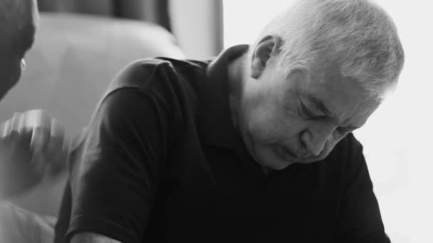 Starší Pacienti Mezirasoví Přátelé Soucitné Podpory Během Nemoci Seniora Černobílém — Stock video