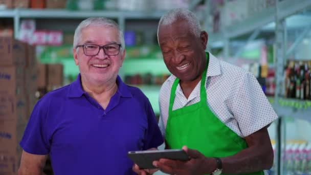 快乐的高级超级市场同事在爱思乐相机前微笑 — 图库视频影像