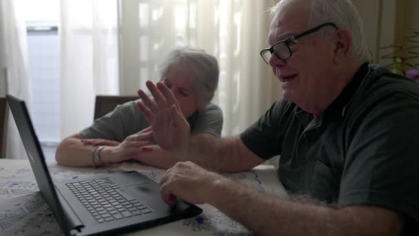 Seniorenpaar Dat Zich Bezighoudt Met Langeafstandscommunicatie Videoconferentie — Stockvideo