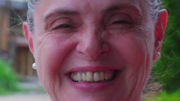 Retrato Uma Mulher Caucasiana Meia Idade Feliz Sorrindo Para Câmera — Vídeo de Stock