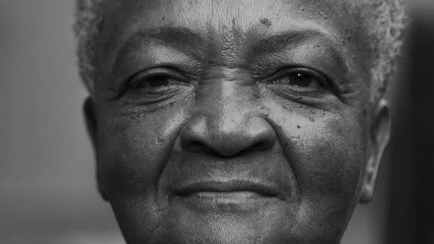 African American Senior Kvinna Närbild Ansikte Dramatiska Monokromatiska Svartvita Svart — Stockvideo