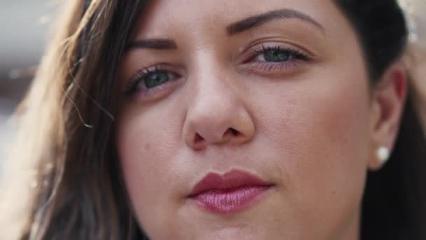 一个30多岁的女人站在外面凝视着的画像 一个严肃自信的人的近视脸 — 图库视频影像