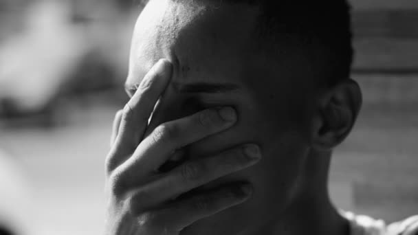 Tänksam Afroamerikansk Ung Man Svartvitt Dramatisk Monokromatisk Pensiv Person Djup — Stockvideo