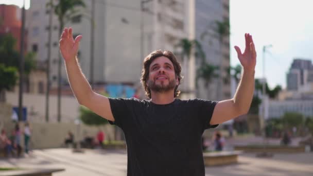 Jovem Fiel Levantando Braços Para Céu Colocando Mãos Peito Sentindo — Vídeo de Stock
