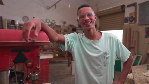 Retrato Joven Trabajador Brasileño Negro Sonriendo Cámara Pie Junto Máquina — Vídeo de stock