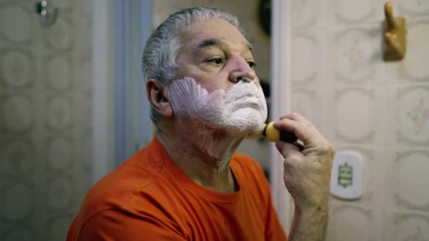 Uomo Anziano Che Prepara Rasatura Manutenzione Della Barba Del Mattino — Video Stock