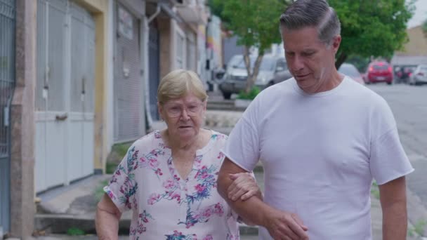Unterstützender Spaziergang Erwachsener Sohn Hilft Älterer Mutter Umarmung Häuslichen Lebensstils — Stockvideo