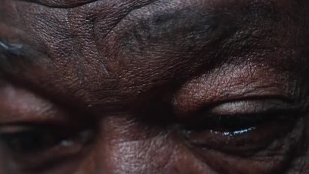 Макро Экстремальный Крупный План Голубых Глаз Пожилого Черного Человека Глубоком — стоковое видео