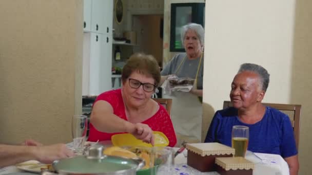 Gruppo Anziani Celebrare Come Donna Presenta Con Pasto Riunione Gioiosa — Video Stock