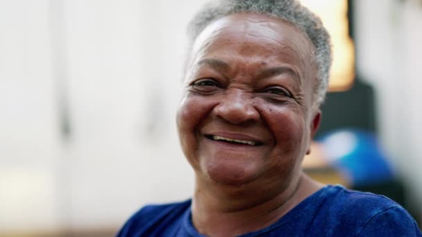 Glad Närbild Porträtt Leende Svart Brasiliansk Äldre Kvinna — Stockvideo