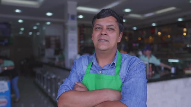 彼のカフェテリアの外側に立ってアームズクロスで4月のブラジルのレストランマネージャーを保証 — ストック動画