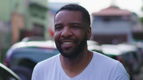 自信的非裔美国人走在人行道上 特写镜头跟踪镜头 快乐快乐的表情 — 图库视频影像