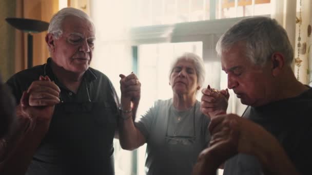 专心致志的老年人与家人团聚 手挽手 希望与信念的概念 — 图库视频影像