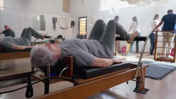 Старшая Белая Женщина Работает Над Здоровьем Позвоночника Участвуя Упражнениях Теле — стоковое видео