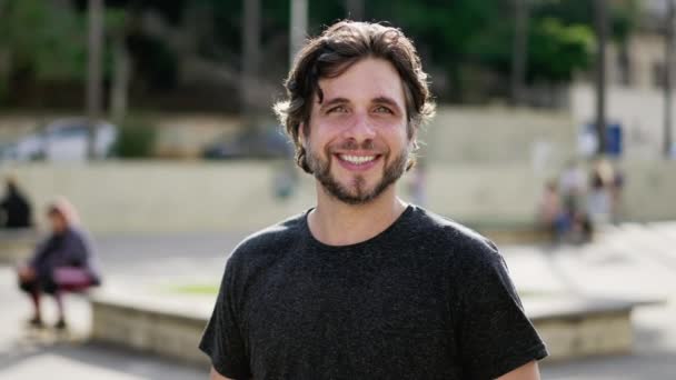 Sorrindo Millennial Man Poses Para Outdoor Close Retrato Parque Cidade — Vídeo de Stock