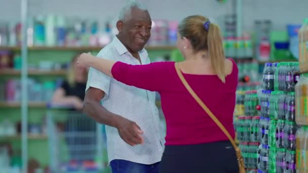 Честные Люди Обнимаются Продуктовом Разнообразные Шоппинг Объятия Супермаркете Женщина Среднего — стоковое видео