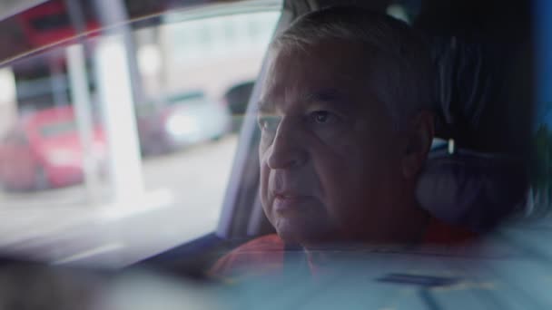 トラフィックライトで待っている高齢男性 リアビューミラーでキャプチャされたシニアドライバーの忍耐 — ストック動画