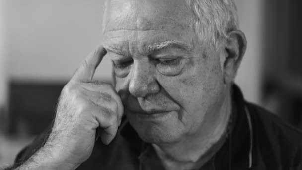 Tiefe Kontemplation Nachdenklicher Älterer Mann Kaukasus Seinen Siebzigern Tief Reflektiert — Stockvideo