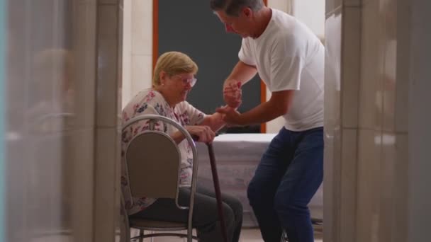 Yetişkin Oğlu Nun Yaşlılara Yardım Etme Zamanı Evde Sandalyeden Kalkıyor — Stok video