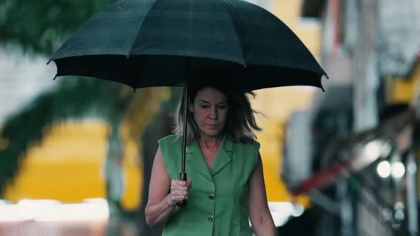 Mujer Contemplativa Aventurándose Con Paraguas Durante Tarde Lluviosa Caminando Hacia — Vídeos de Stock