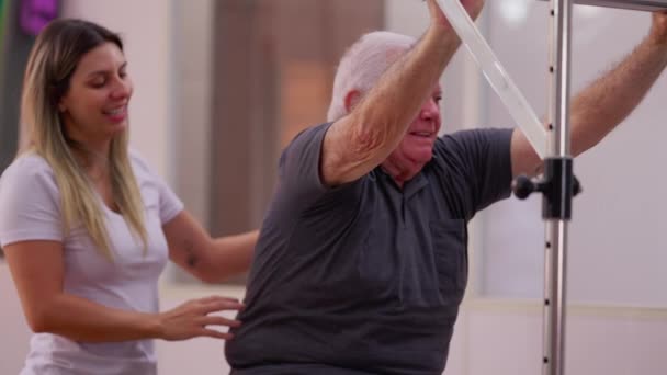 Uomo Anziano Migliorare Forza Muscolare Flessibilità Con Pilates Coach Assistenza — Video Stock