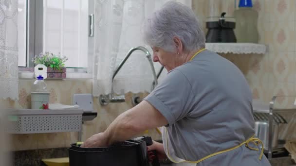 Authentieke Openhartige Scène Van Senior Vrouw Doet Huishoudelijk Werk Door — Stockvideo