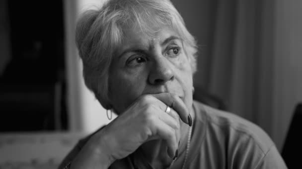 Close Meditative Senior Woman Pondering Timp Privește Fereastră Alb Negru — Videoclip de stoc