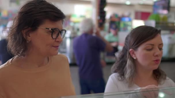 デリカウンターで食べ物を注文する2人の女性 レストランのカフェテリアでアイテムを選ぶ女性のお客様 — ストック動画