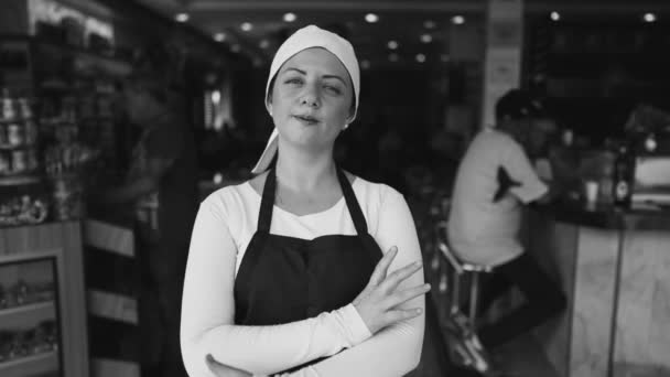 Joven Trabajadora Confiada Fotografía Blanco Negro Pie Frente Negocio Restaurantes — Vídeos de Stock