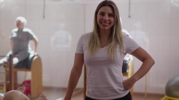 Spor Stüdyosunda Duran Pilates Kadın Eğitmeni Nin Portresi — Stok video