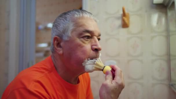 Älterer Mann Mit Rasierschaum Vor Spiegel Badezimmer Bart Morgendlicher Lebensstil — Stockvideo